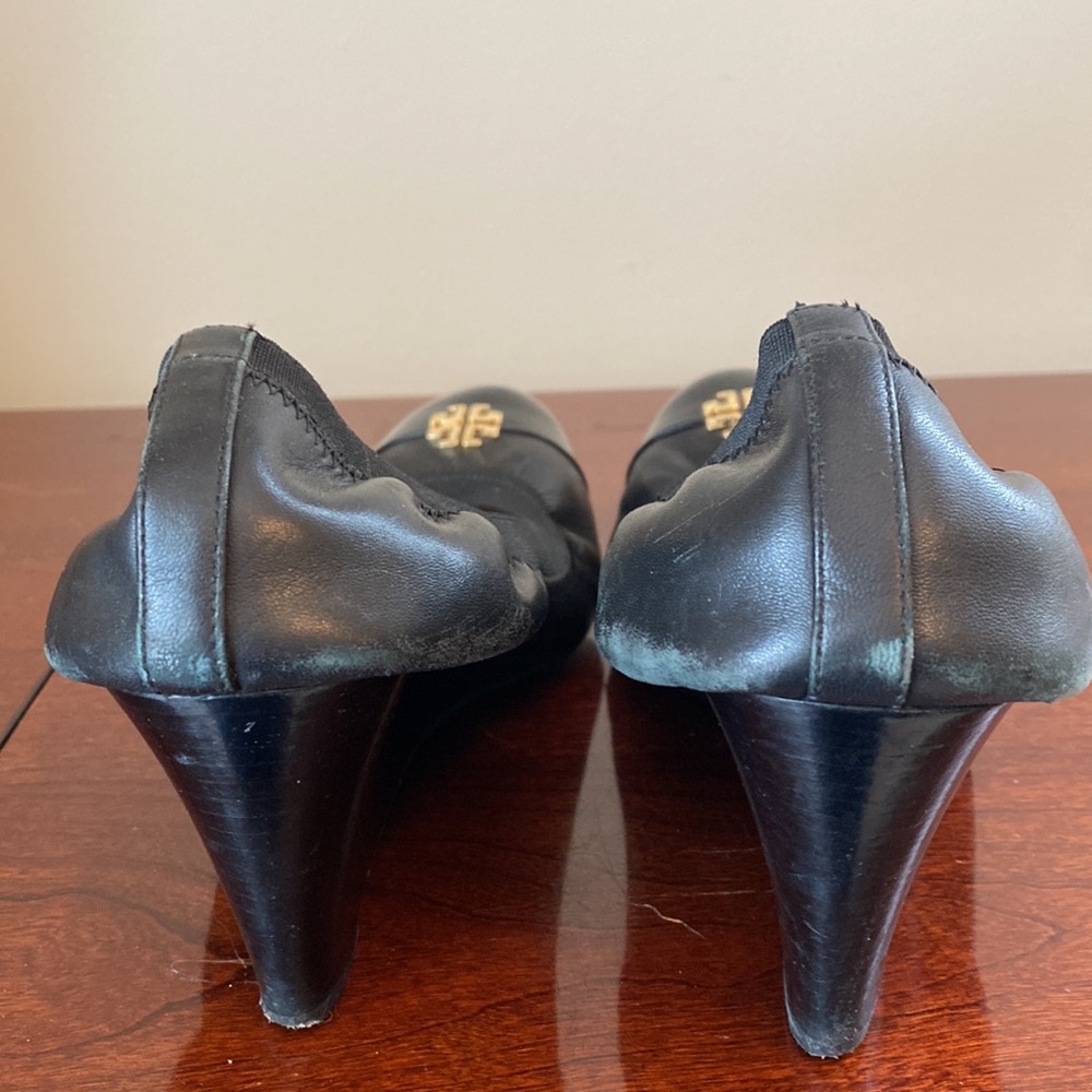 Tory Burch Jolie Black Leather SZ 9.5 Patent Toe Classic Preppy Chic Wedge Heels - Picture 6 of 16